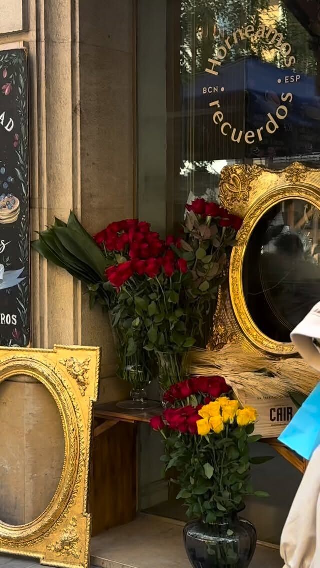 Así hemos vivido otro SANT JORDI más 🌹 🐉 📖 Rodeado de rosas, libros y de todos vosotros!