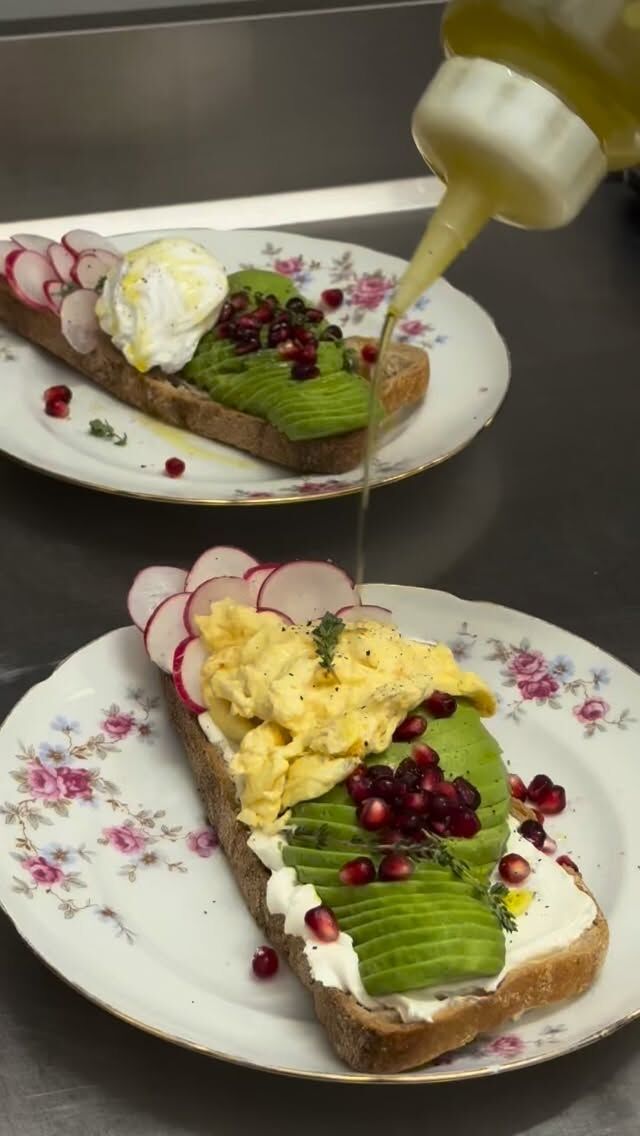 Café de especialidad, platos que llenan y ganas de quedarse toda la tarde.Sí, vais a querer pedir postre también, told you 🫡